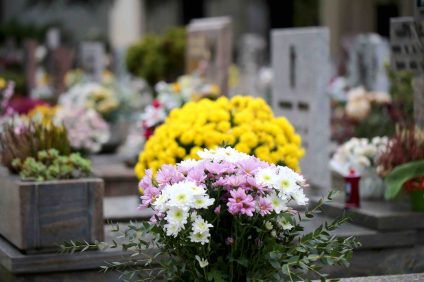 fleurs-cimetiere-tombe